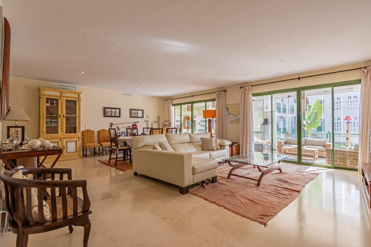 Wohnung in erste Strandlinie in Sotogrande — Wohnzimmer
