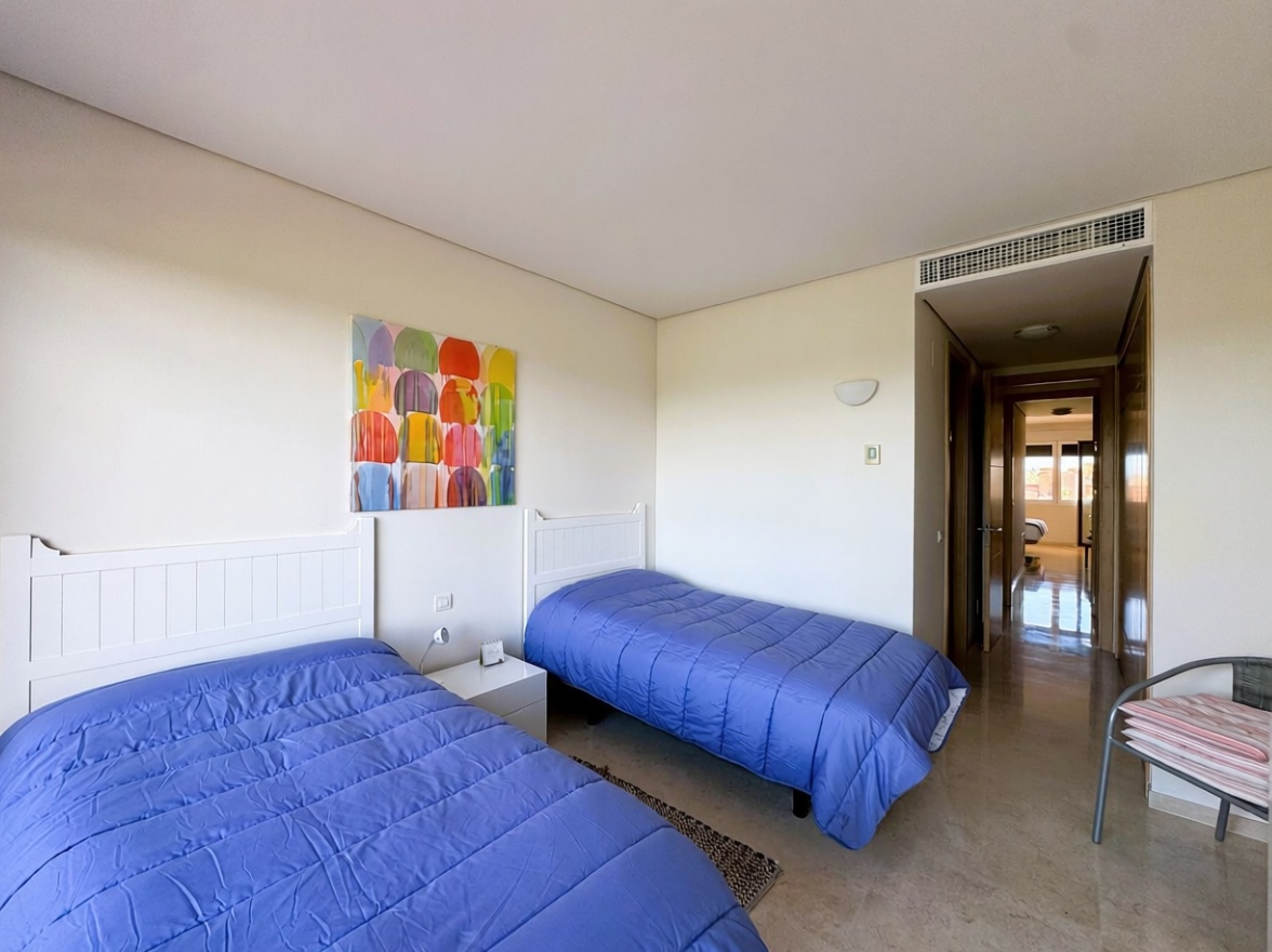 Appartement en première ligne de plage à Sotogrande — Chambre