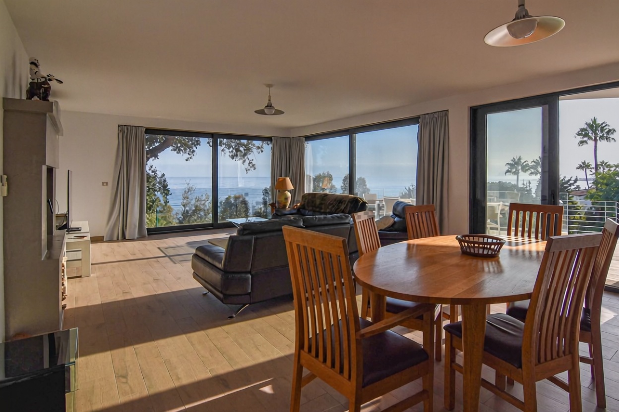 Chalet mit direkter Strandzugang in Sotogrande — Wohnzimmer