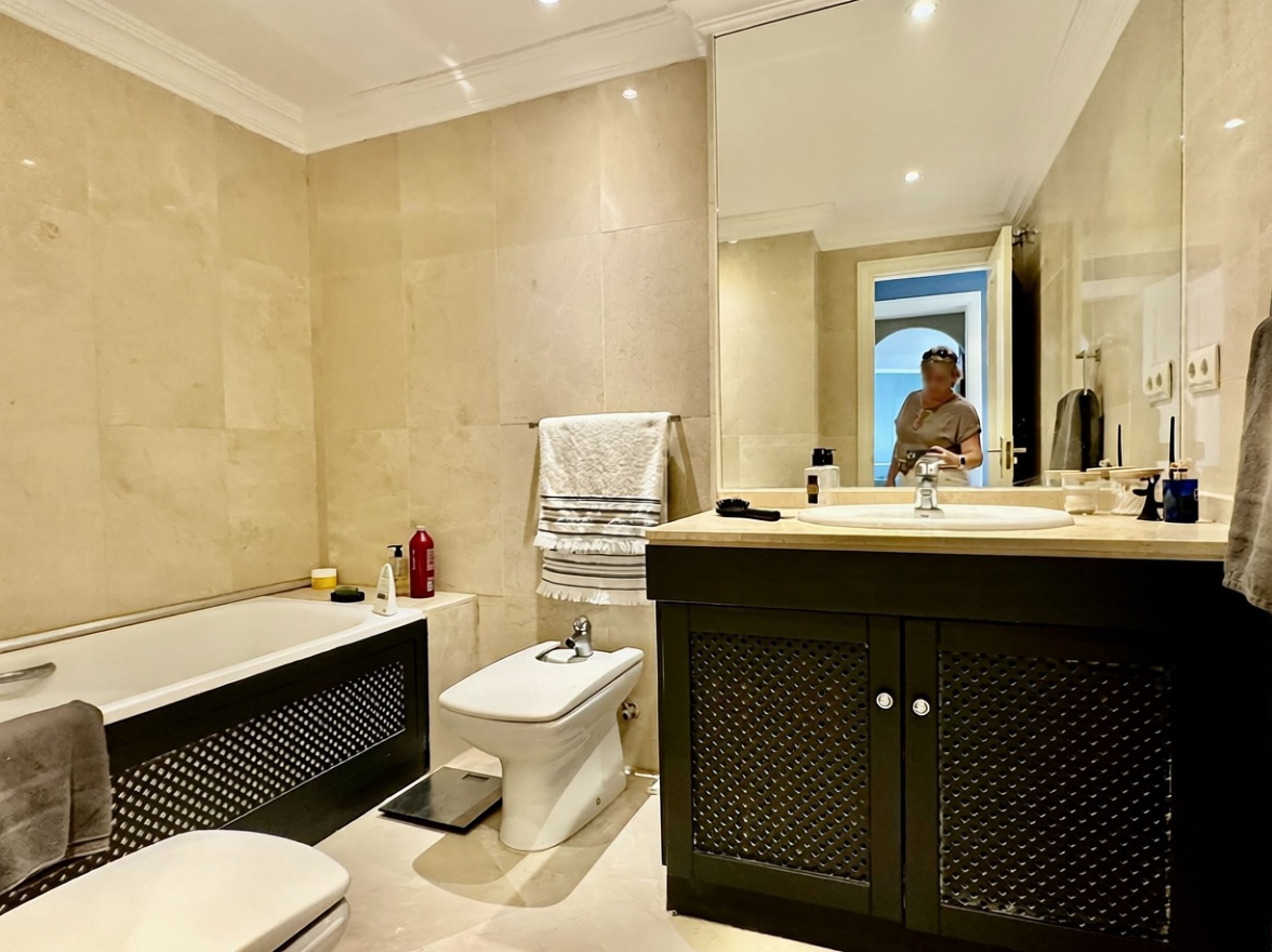 Wohnung in erste Strandlinie in Sotogrande — Bad