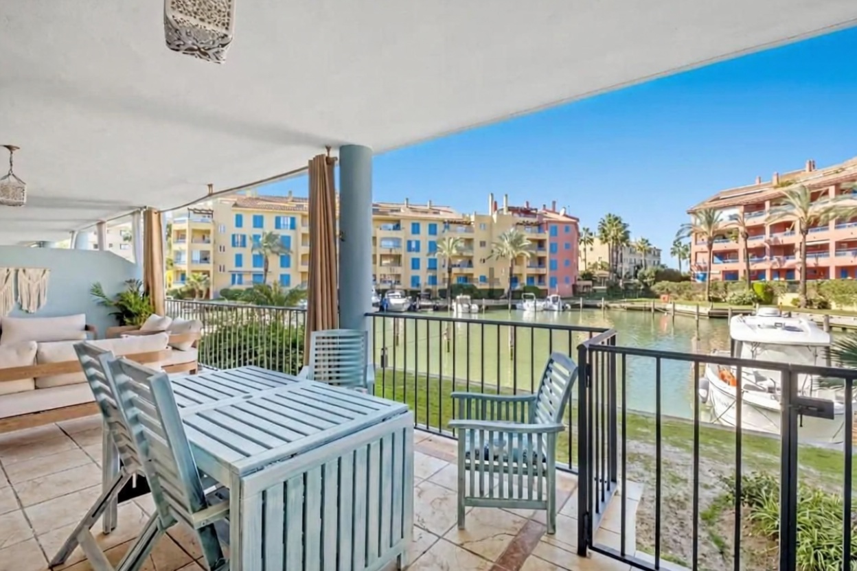 Duplex in erste Strandlinie in Sotogrande — Meerterrasse