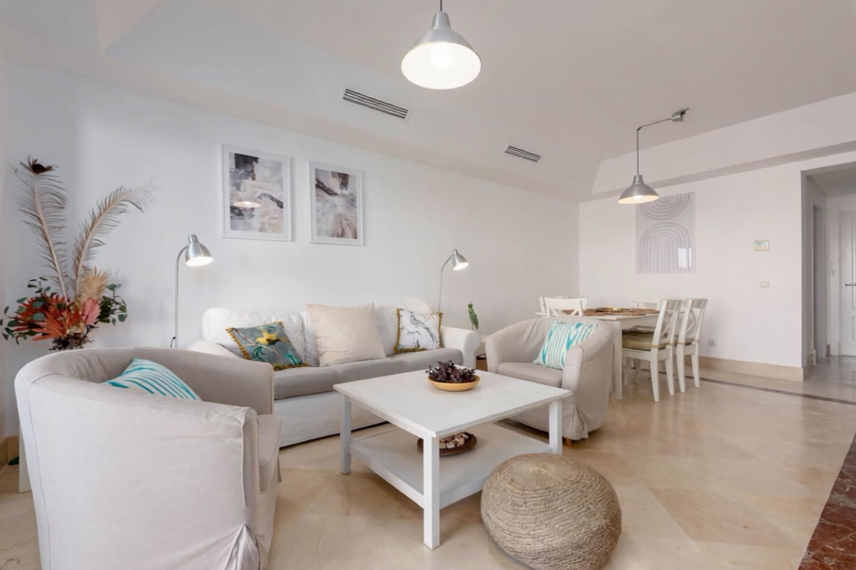 Wohnung in erste Strandlinie in Sotogrande — Wohnzimmer
