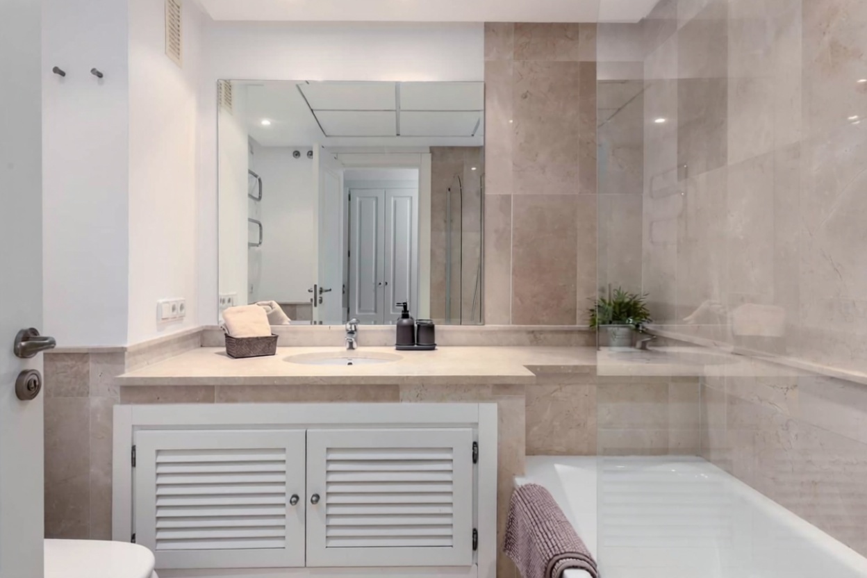 Wohnung in erste Strandlinie in Sotogrande — Bad