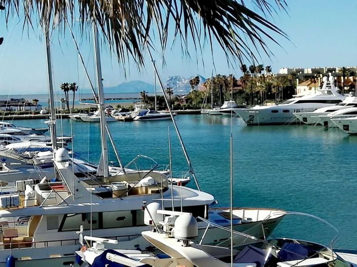 Wohnung in erste Strandlinie in Sotogrande — Meerblick