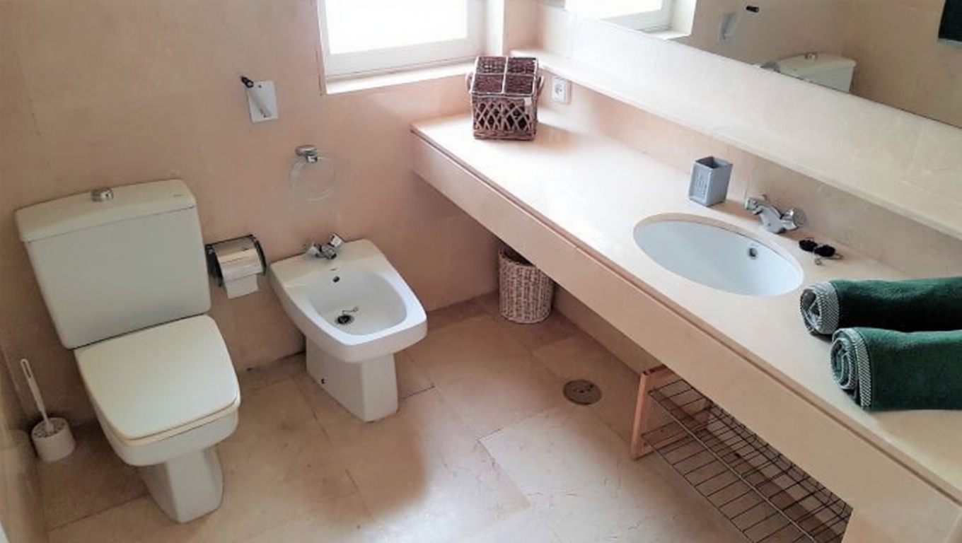 Wohnung in erste Strandlinie in Sotogrande — Bad
