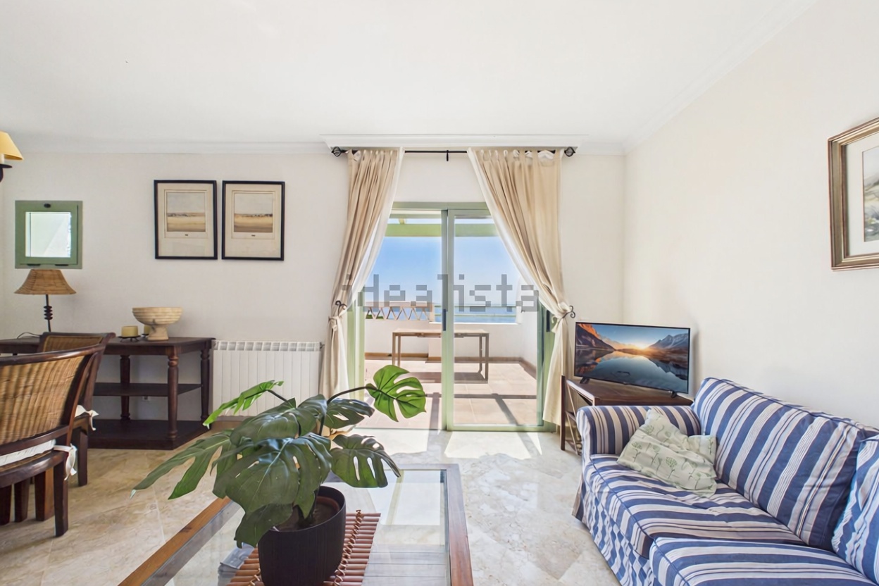Wohnung in erste Strandlinie in La Alcaidesa — Wohnzimmer