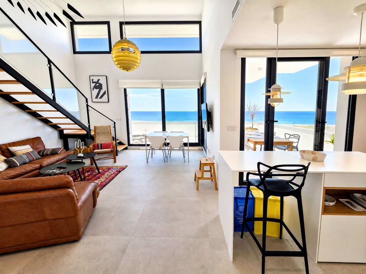 Duplex em primeira linha de praia em La Pineda — Sala