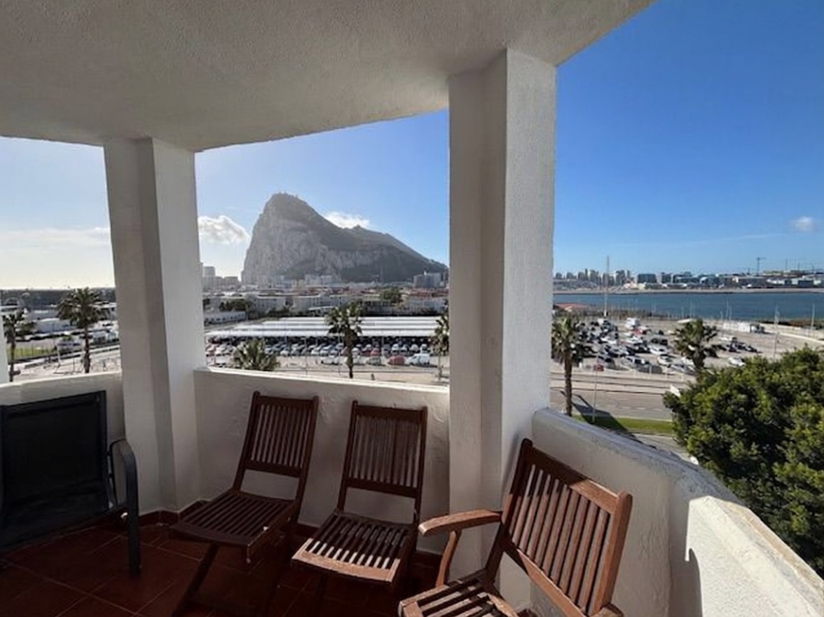 Beachfront flat in La Pineda
