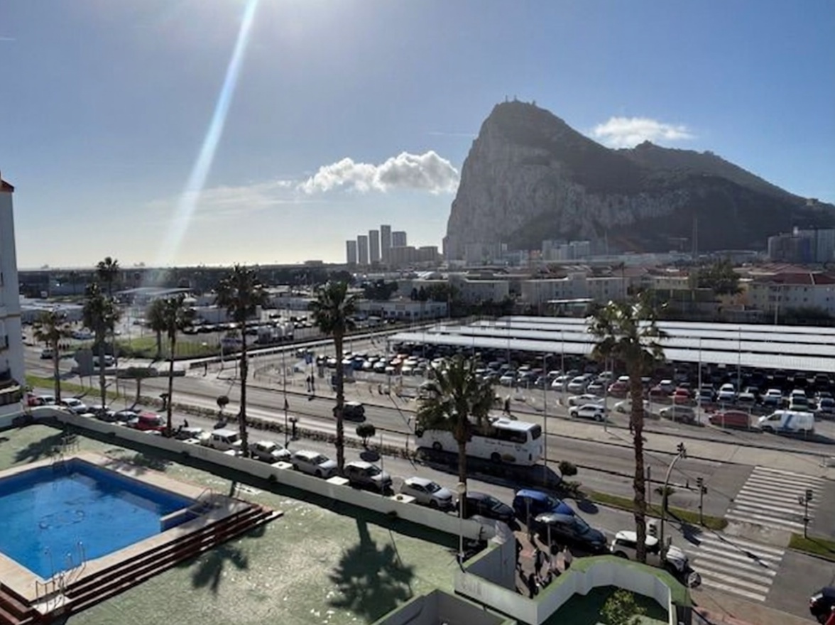 Beachfront flat in La Pineda — Sea view
