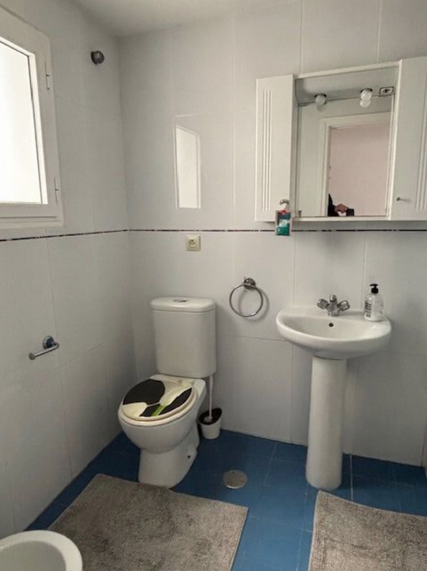 Beachfront flat in La Pineda — Bathroom