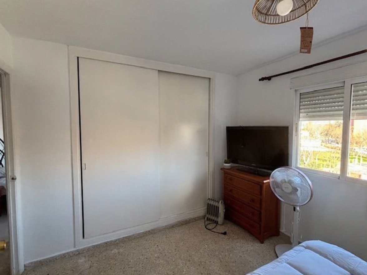 Beachfront flat in La Pineda — Bedroom