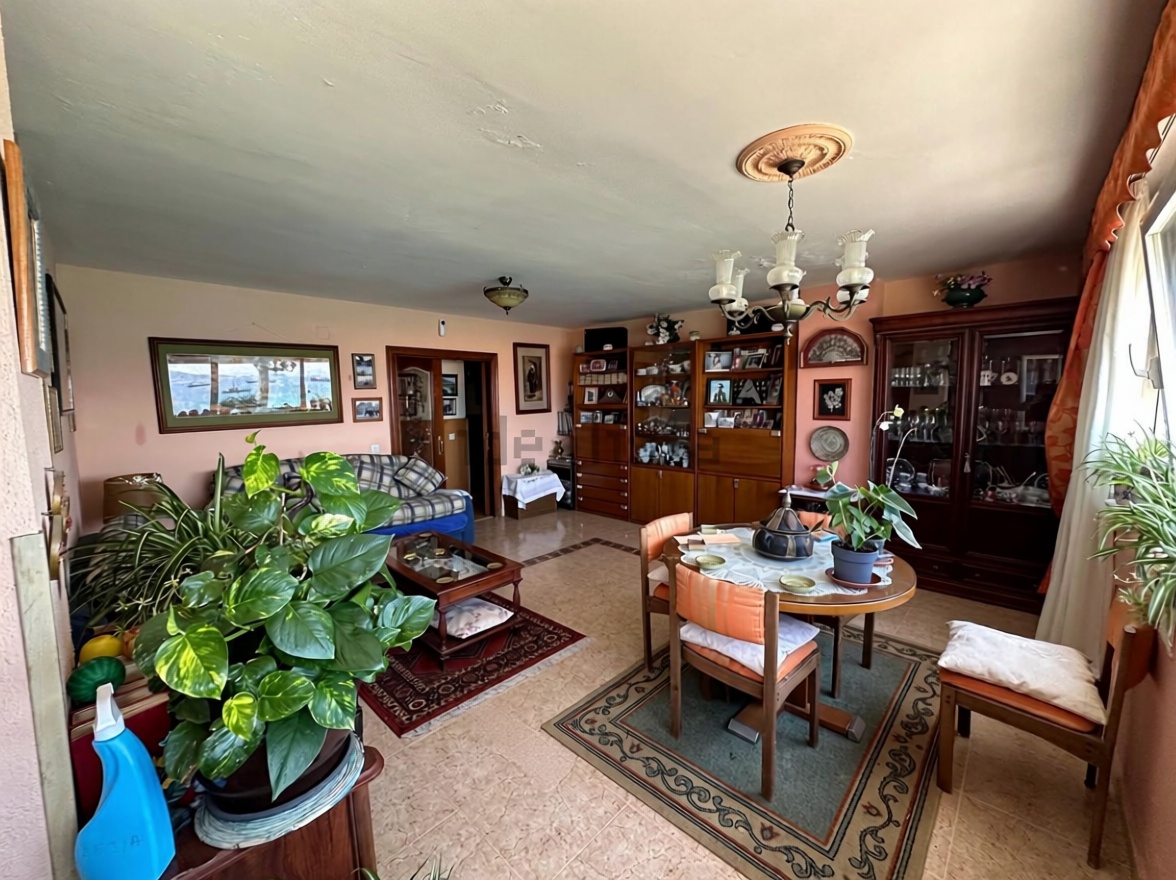 Beachfront flat in La Línea de la Concepción — Living room