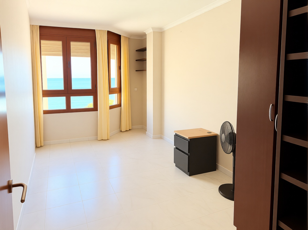 Beachfront flat in La Línea de la Concepción — Sea view
