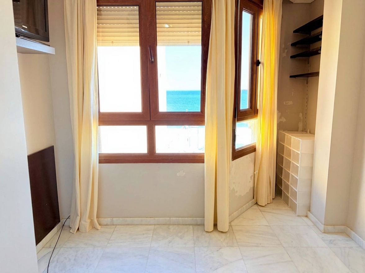 Beachfront flat in La Línea de la Concepción