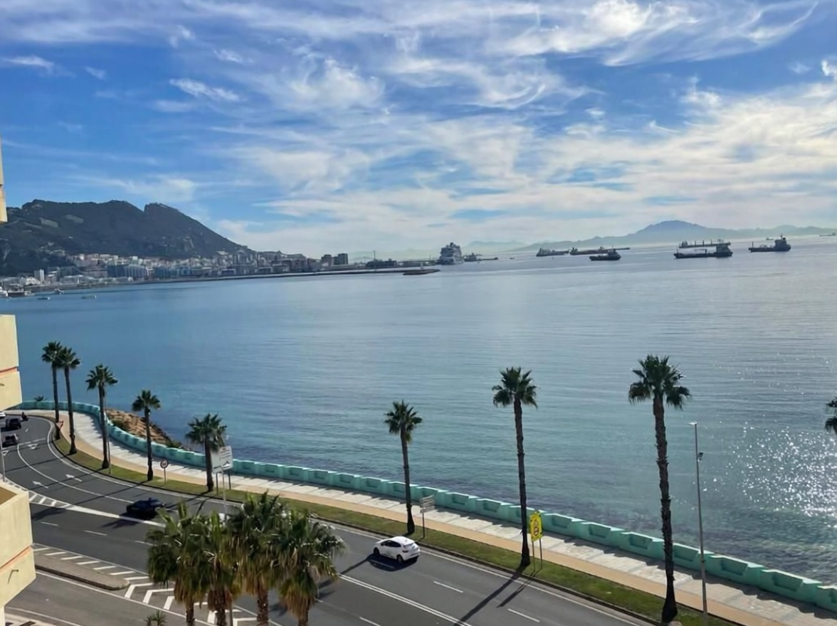 Piso en primera línea de playa en La Pineda — Vista mar