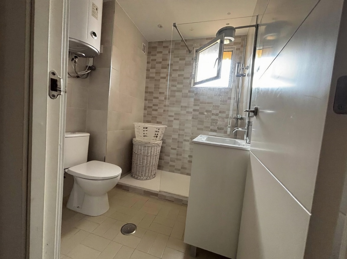 Piso en primera línea de playa en La Pineda — Baño