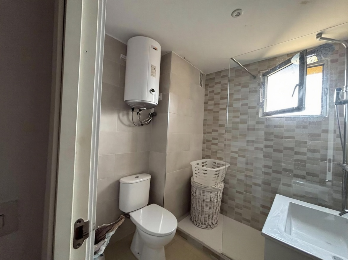 Piso en primera línea de playa en La Pineda — Baño