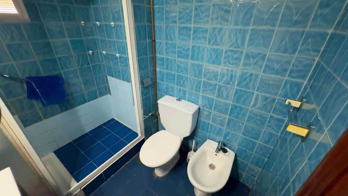 Beachfront flat in La Pineda — Bathroom