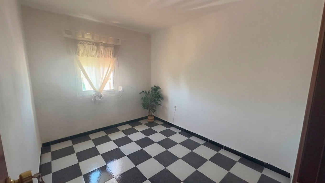 Beachfront flat in La Pineda — Bedroom