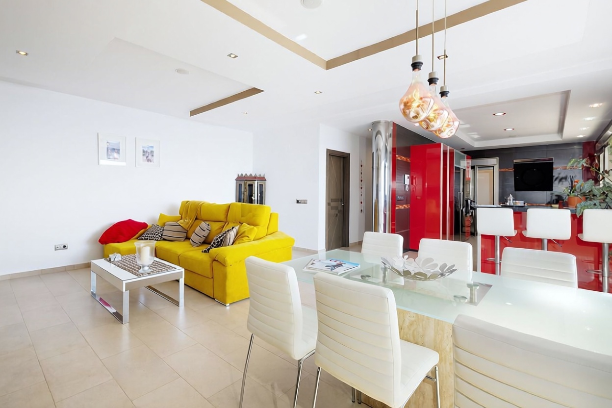 Chalet with direct beach access in Algeciras — Living room