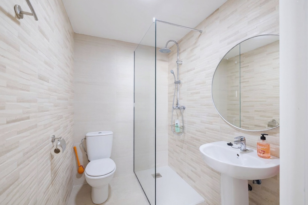 Chalet with direct beach access in Algeciras — Bathroom