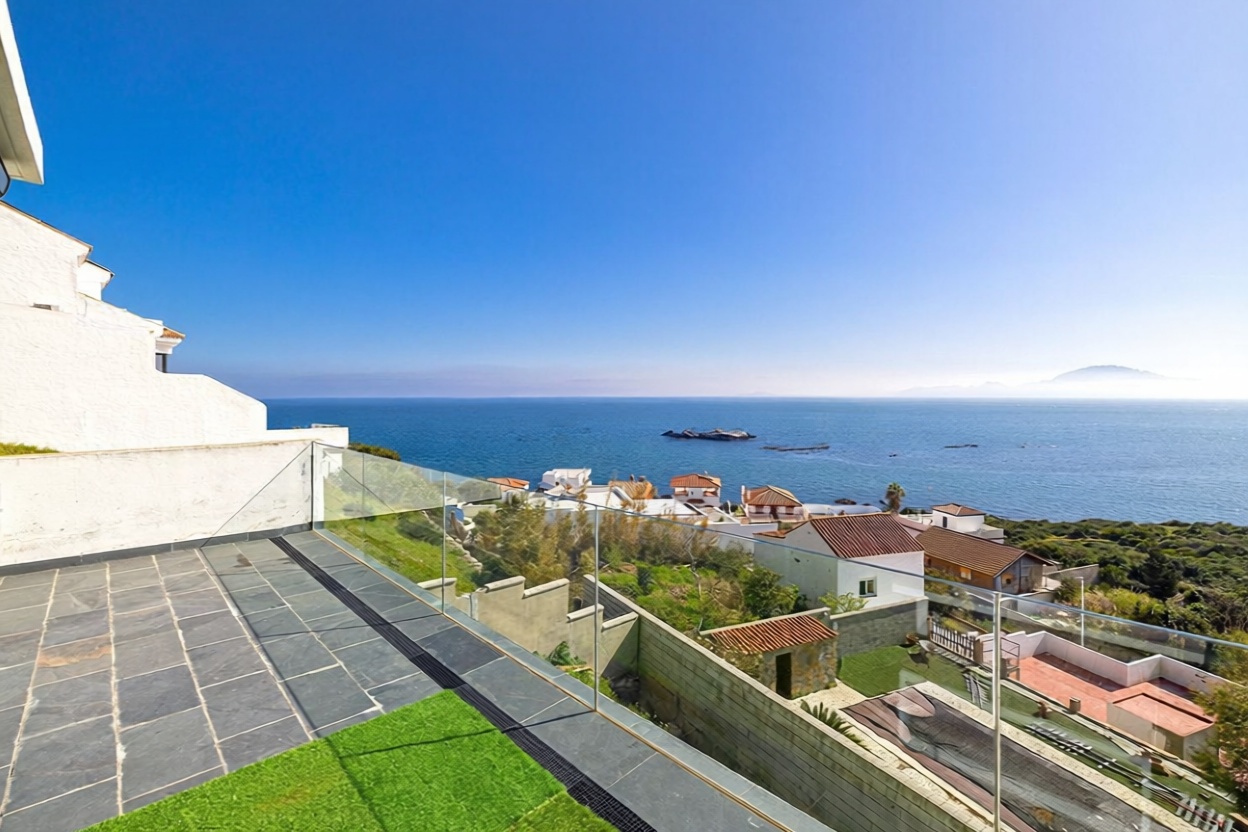 Chalet with direct beach access in Algeciras — Sea terrace