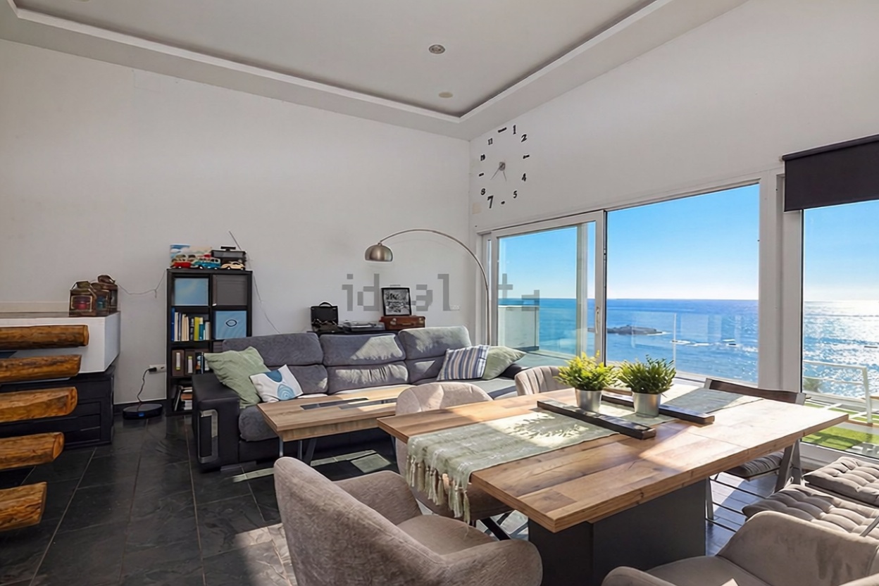 Chalet with direct beach access in Algeciras — Living room