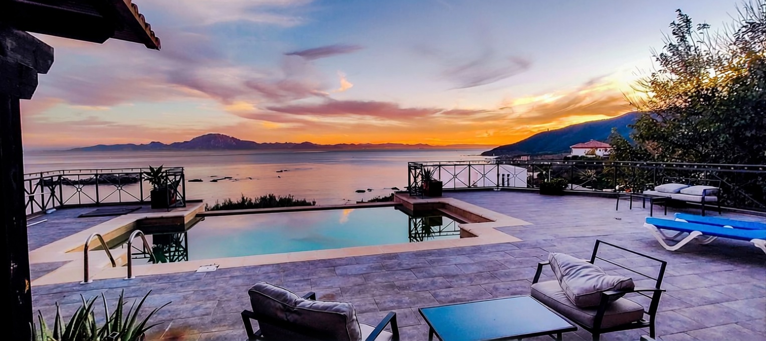 Chalet with direct beach access in Algeciras — Sea terrace