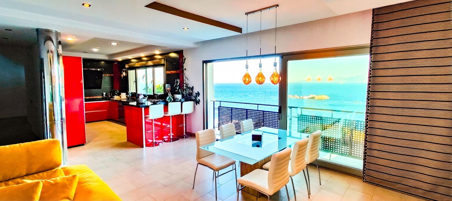 Chalet with direct beach access in Algeciras — Kitchen