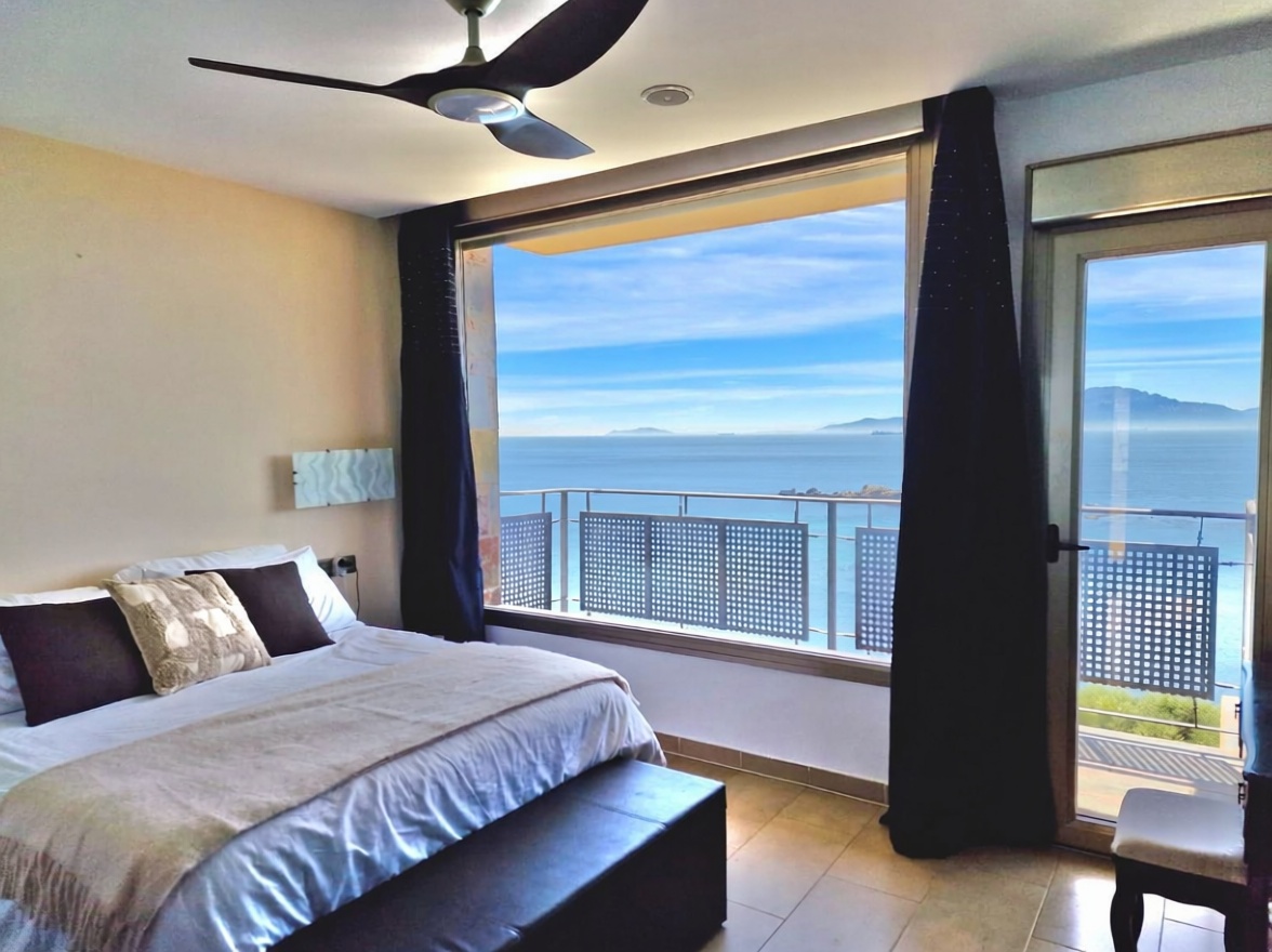 Chalet with direct beach access in Algeciras — Bedroom
