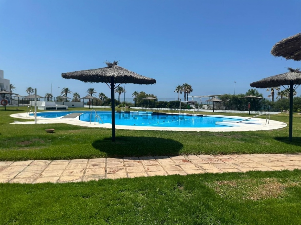 Квартира первая линия пляжа в Chiclana de la Frontera — Бассейн