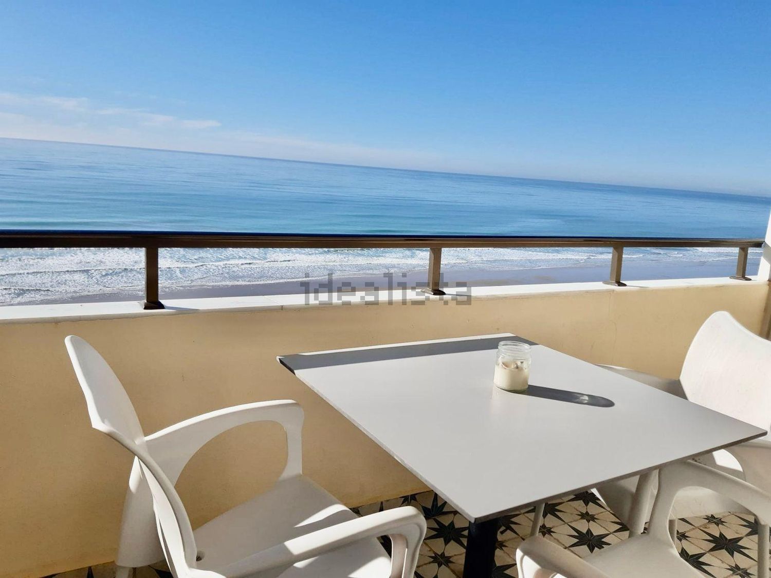 Flat for sale frontline beach in Cádiz
