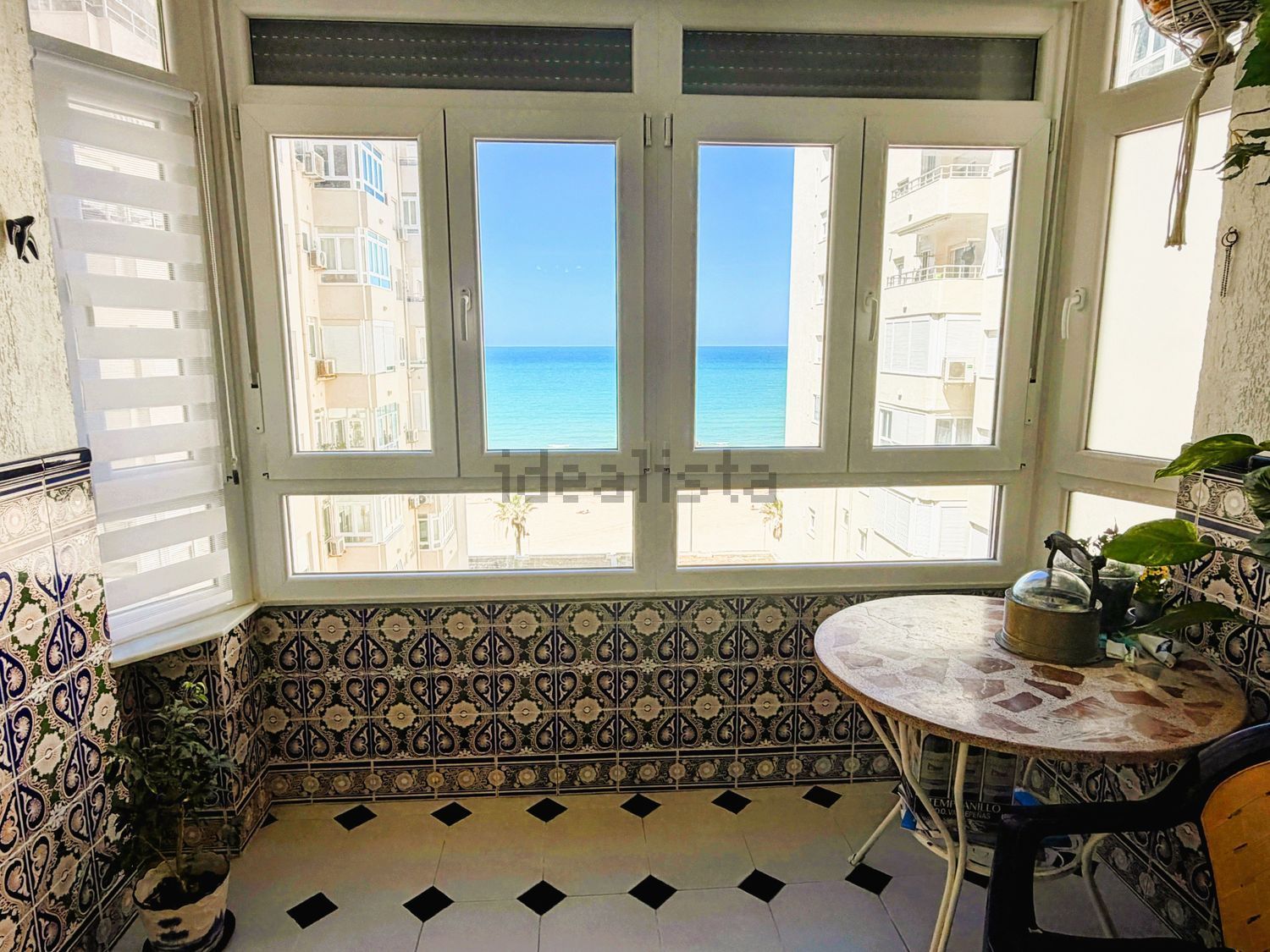 Flat for sale frontline beach in Cádiz