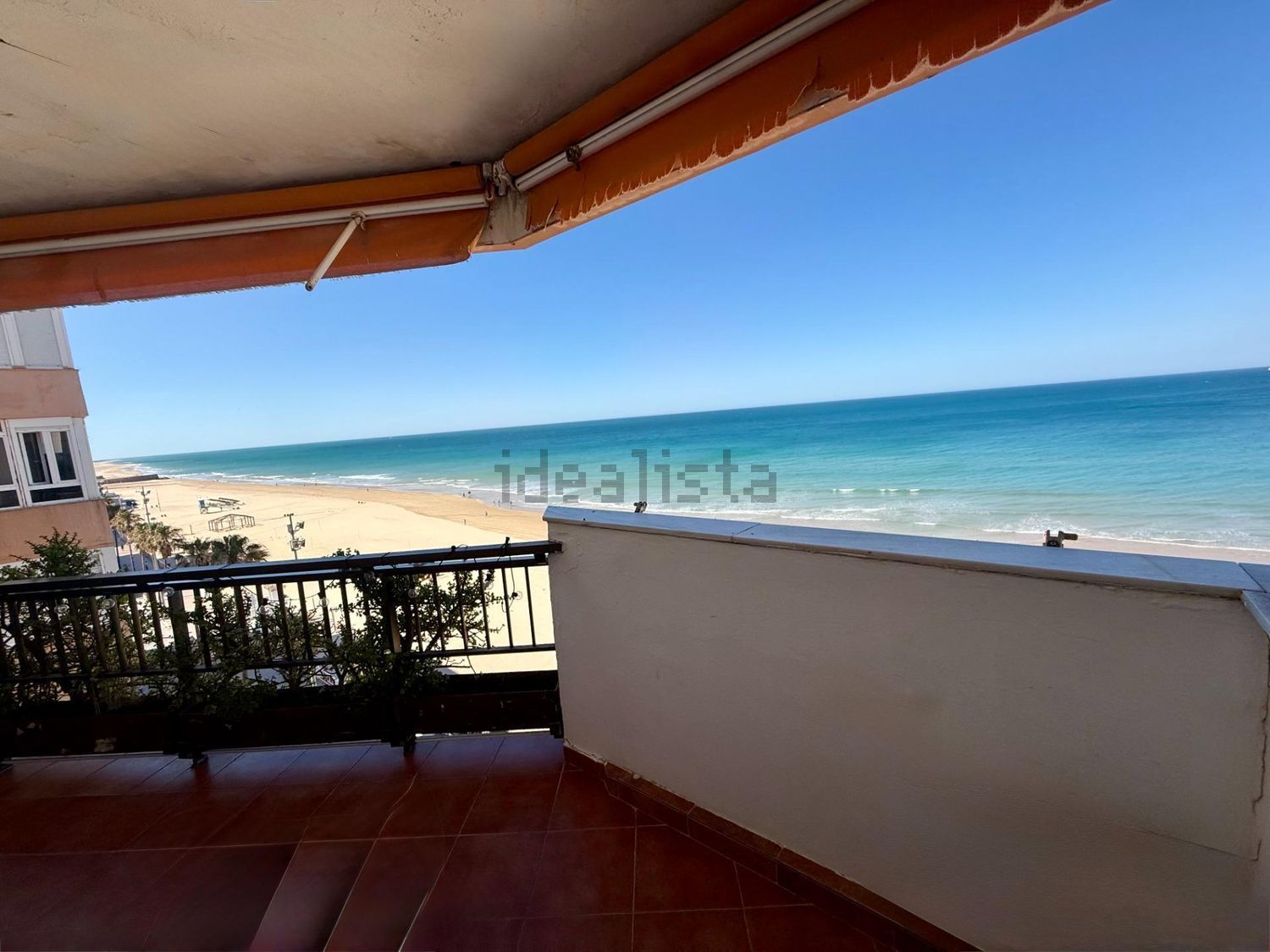 Flat for sale frontline beach in Cádiz