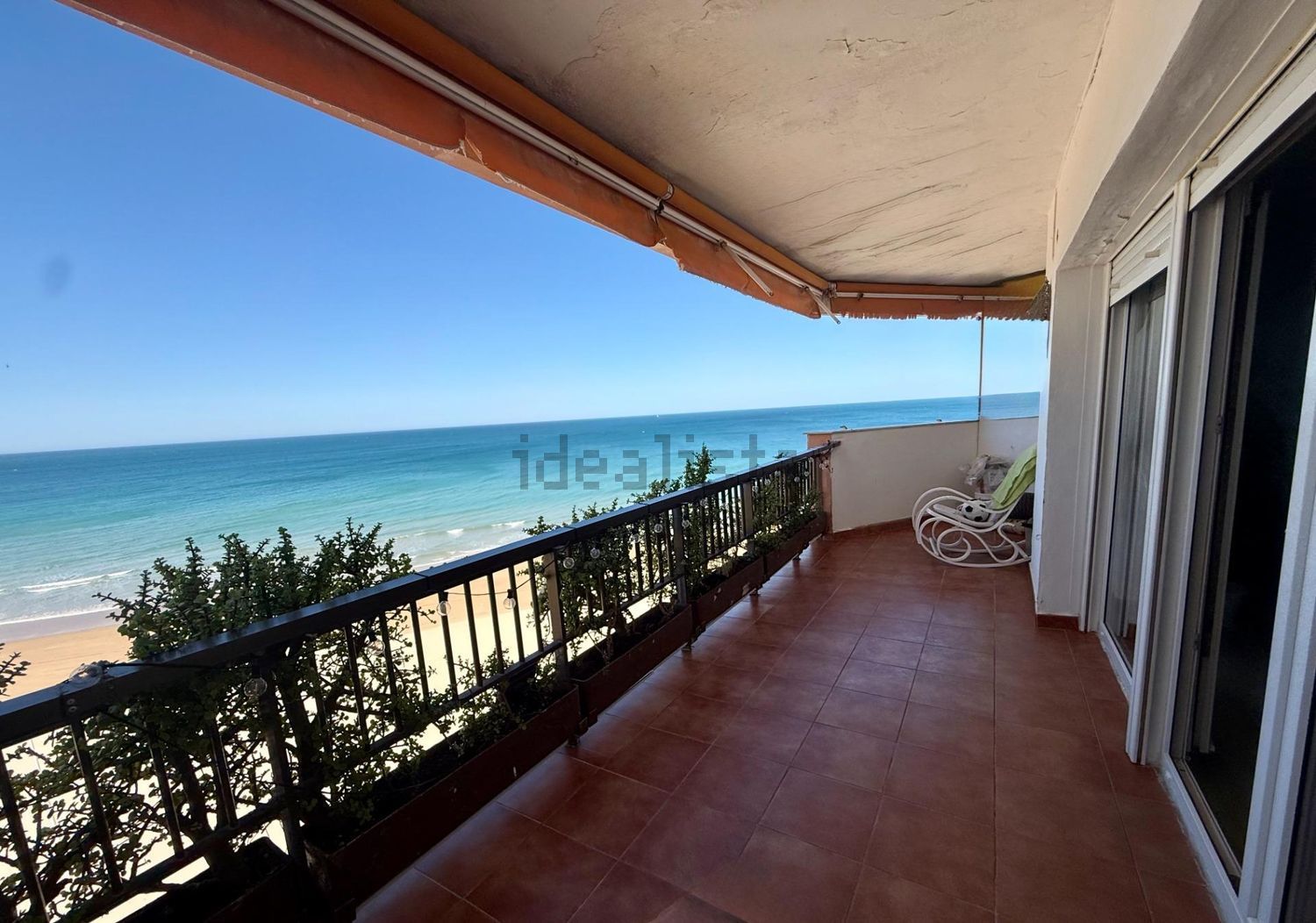 Flat for sale frontline beach in Cádiz