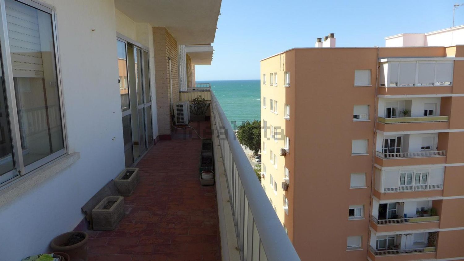 Flat for sale frontline beach in Cádiz