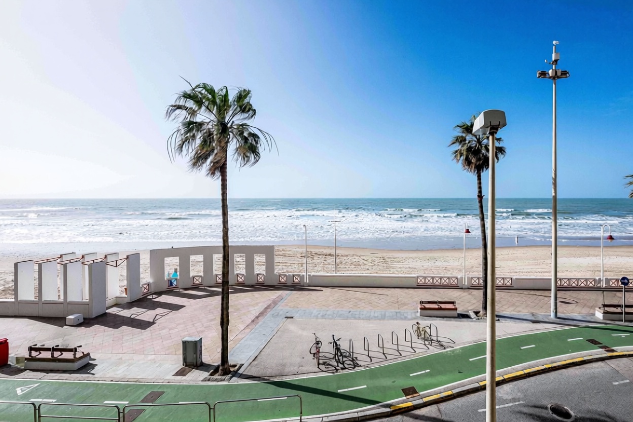 Piso en primera línea de playa en Cádiz — Vista mar