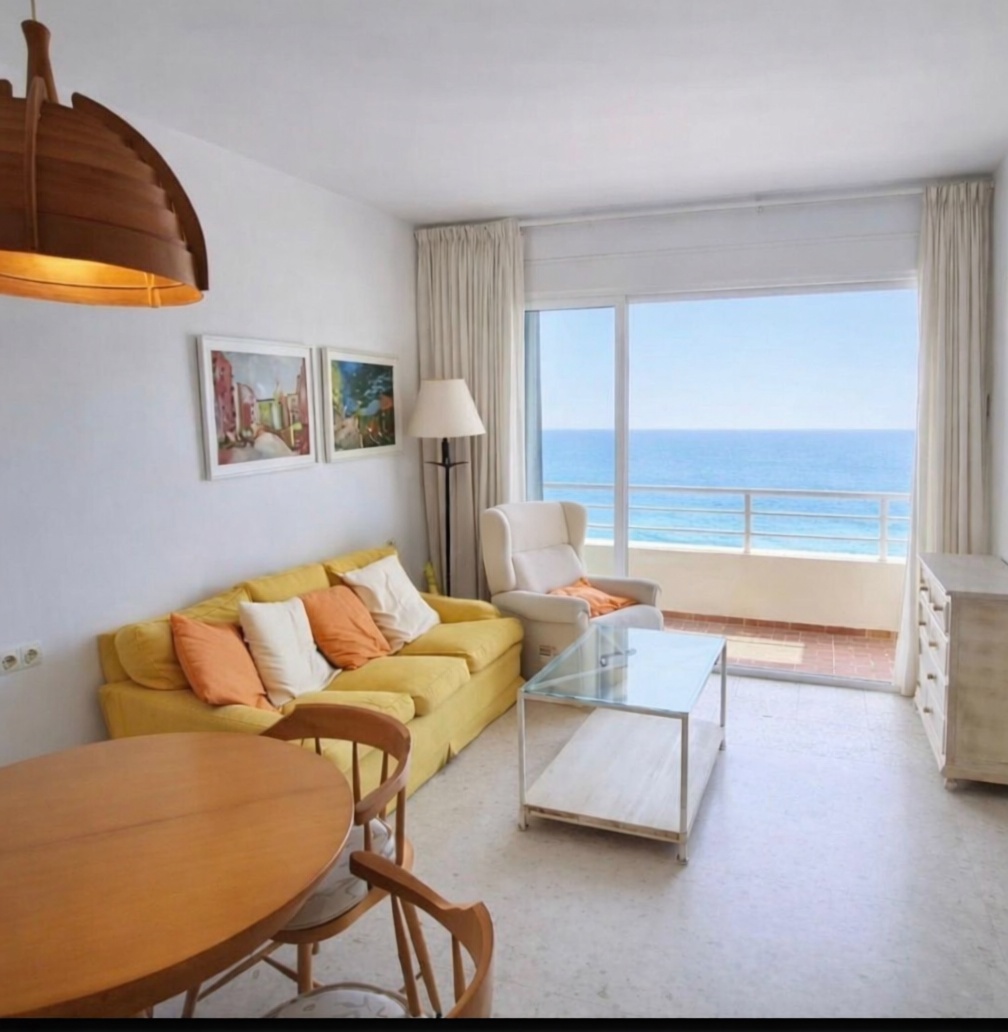 Piso en primera línea de playa en Cádiz — Salón