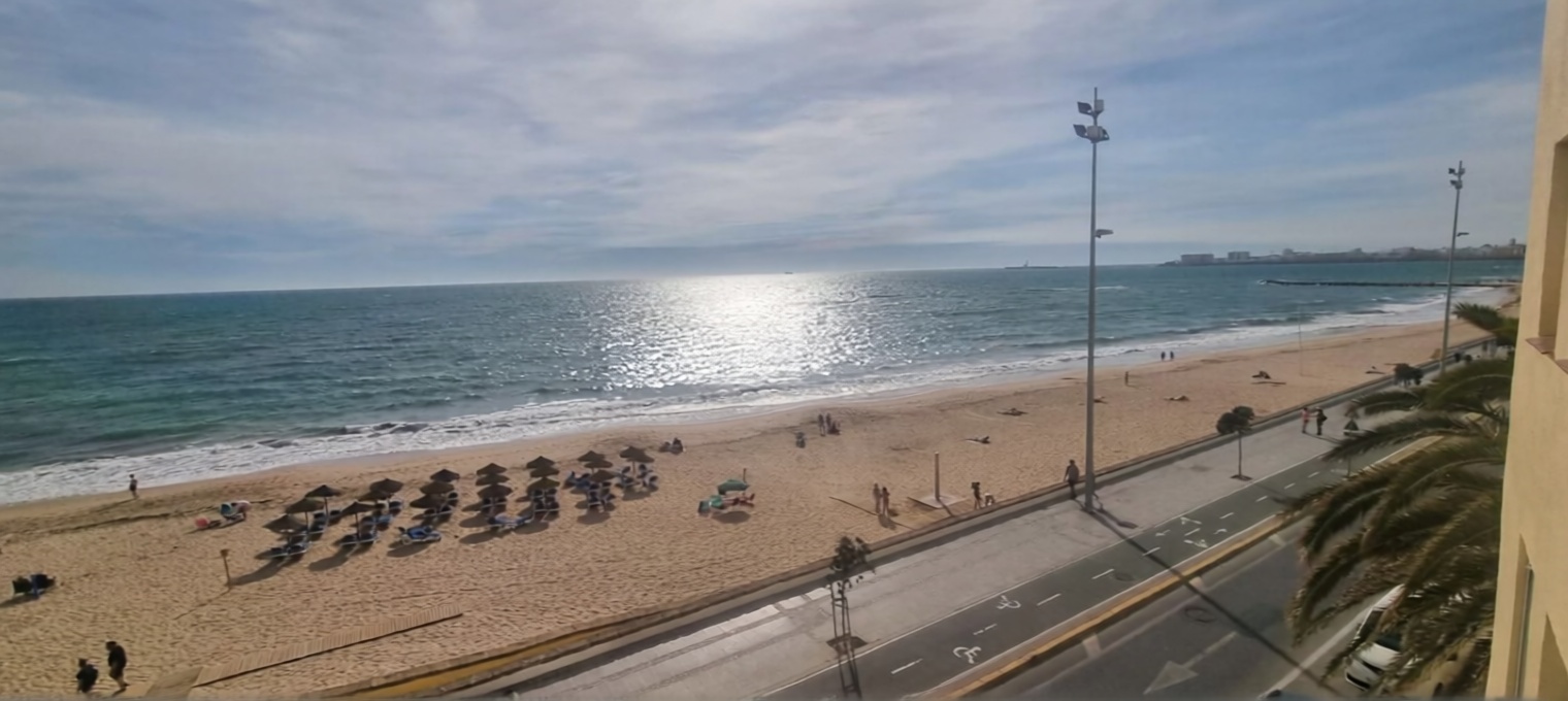 Beachfront flat in Cádiz — Sea view