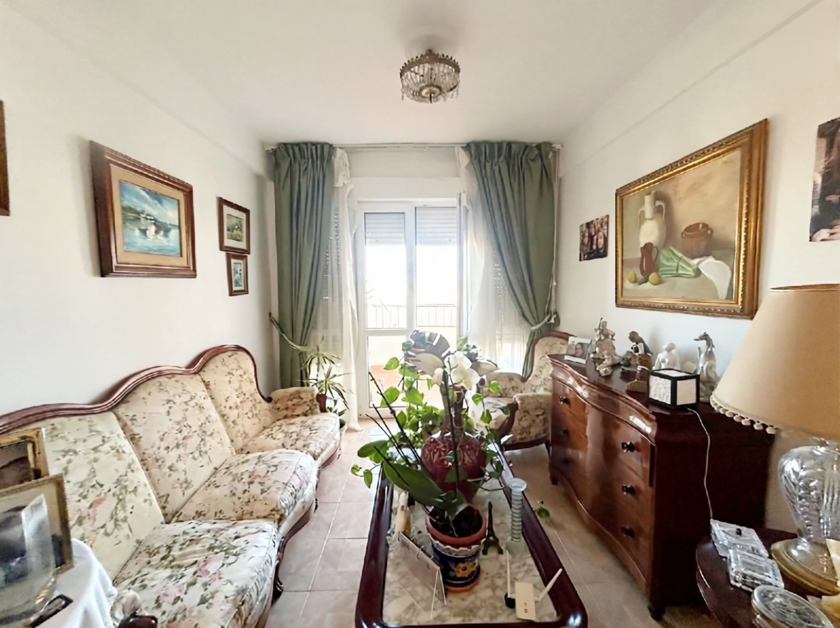 Beachfront flat in Calella — Living room