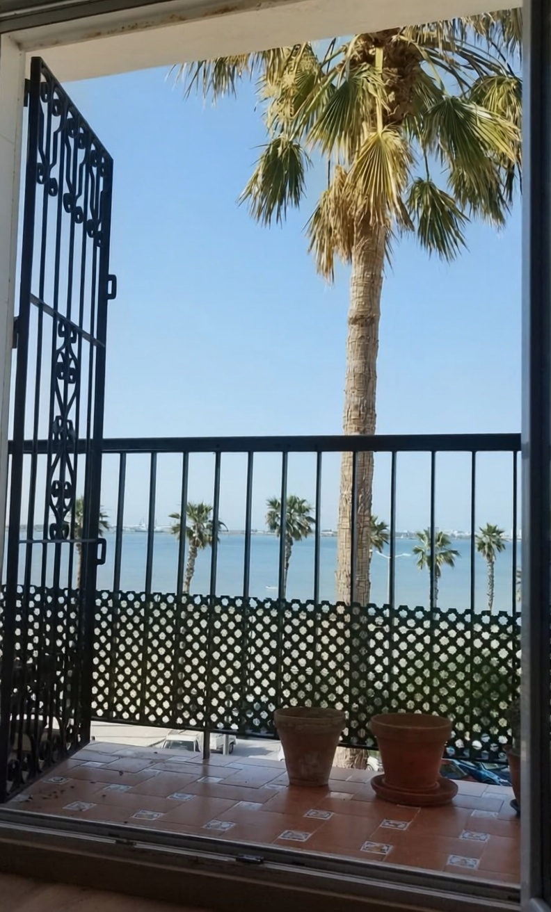 Beachfront flat in Puerto Real
