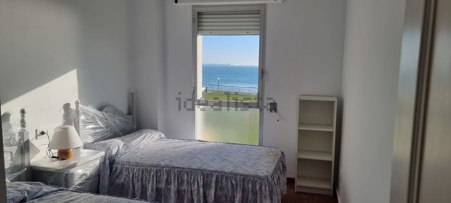 Beachfront flat in El Puerto de Santa María — Bedroom