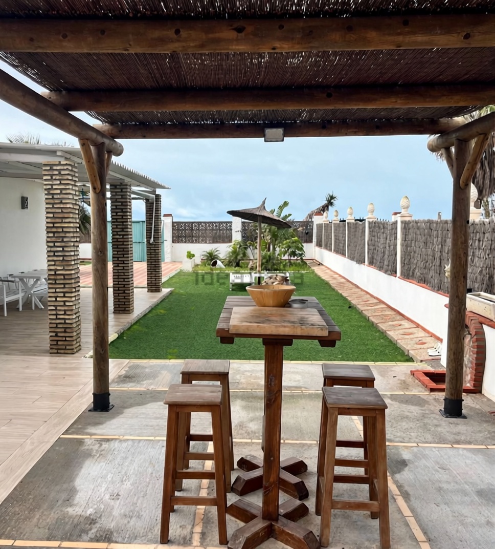 Landhaus mit direkter Strandzugang in Rota — Terrasse