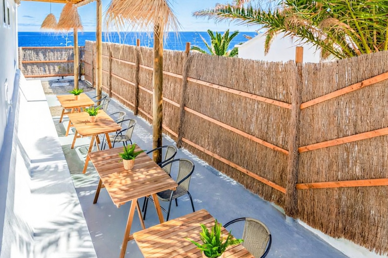 Chalet with direct beach access in Lanzarote — Sea terrace