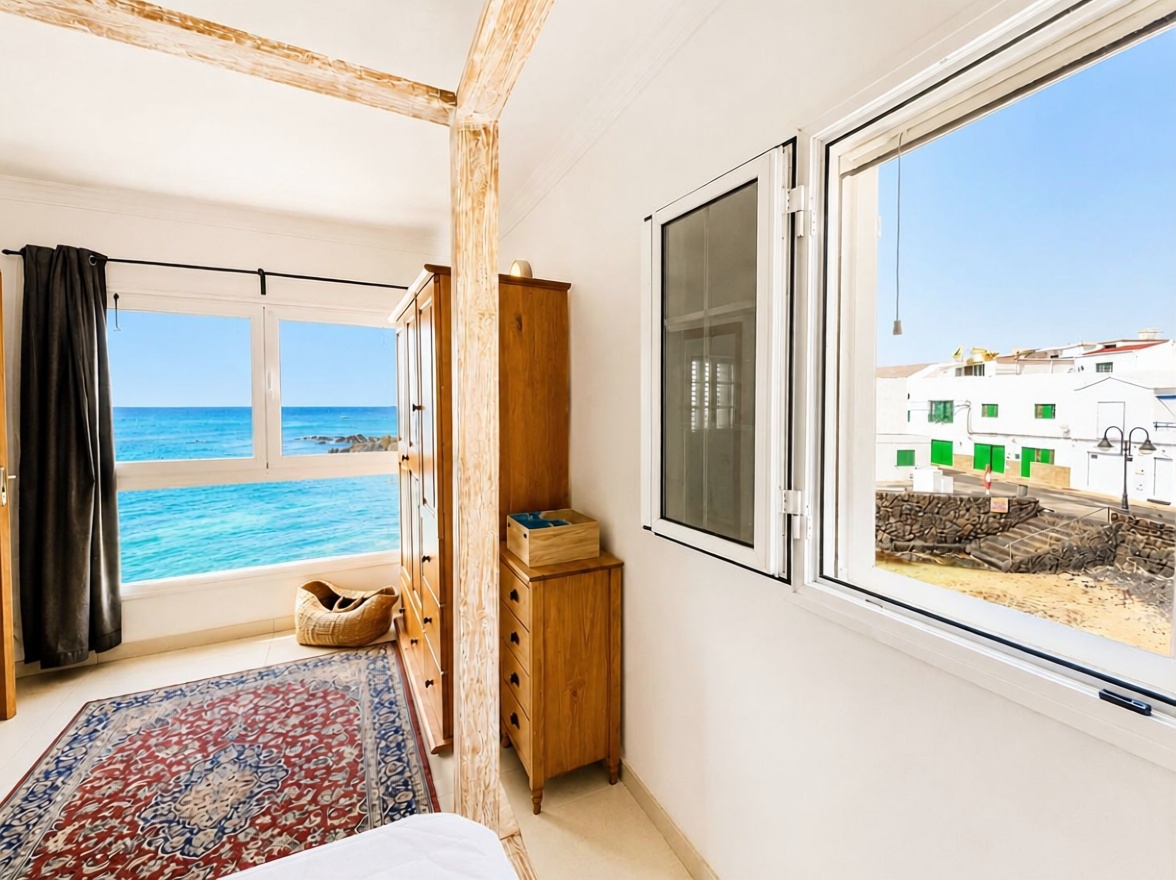Chalet with direct beach access in Lanzarote — Bedroom