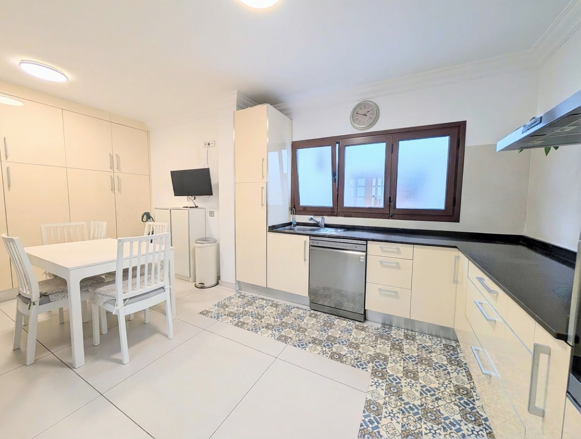 Beachfront flat in Arrecife — Kitchen
