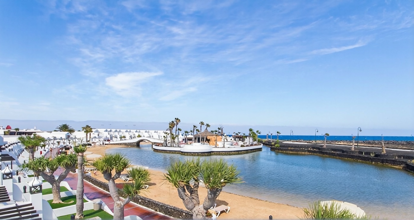 Wohnung in erste Strandlinie in Teguise — Meerblick