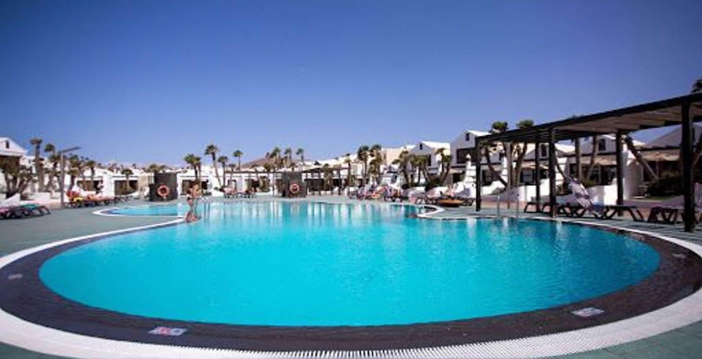 Wohnung in erste Strandlinie in Teguise — Pool