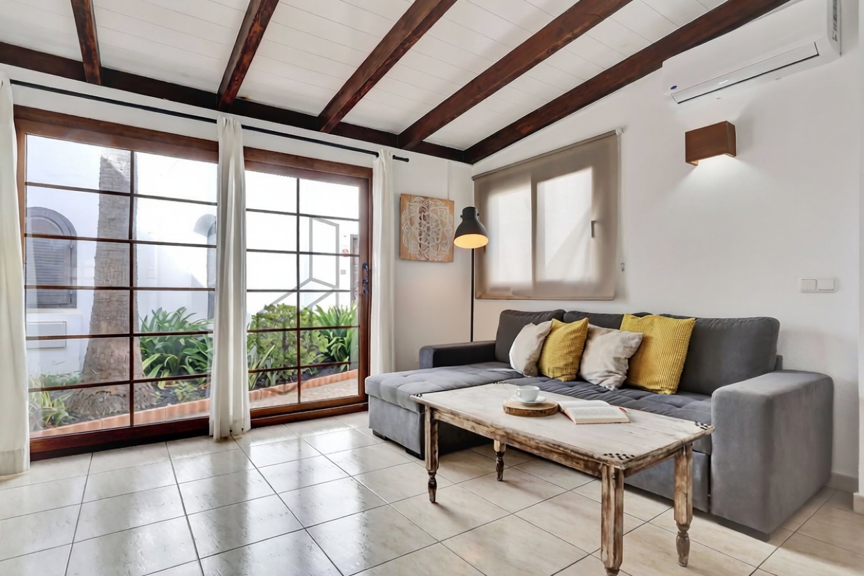 Chalet mit direkter Strandzugang in La Oliva — Wohnzimmer