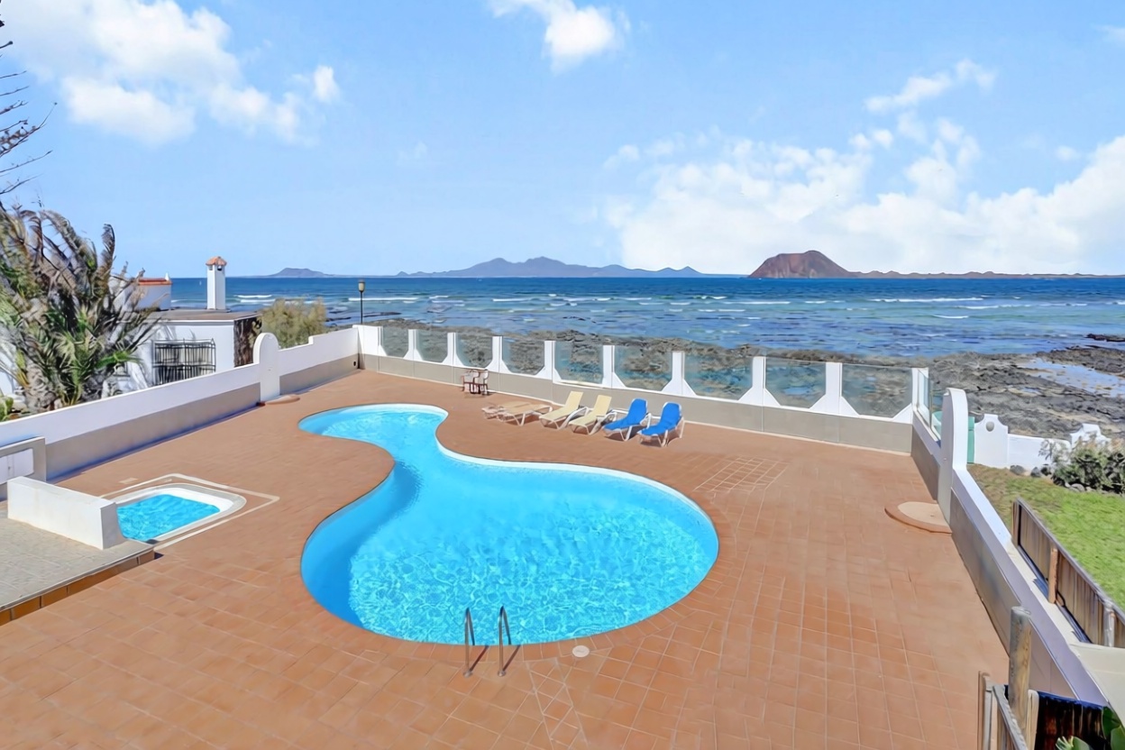 Chalet mit direkter Strandzugang in La Oliva — Pool